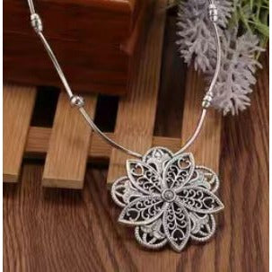 Silver floral medallion adjustable necklace