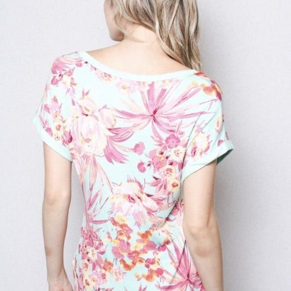 Floral round neck pocket tee Large nwt